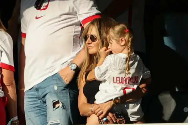 Anna Lewandowska z córką Klarą na meczu. Klara w koszulce z nazwiskiem Lewandowskiego.