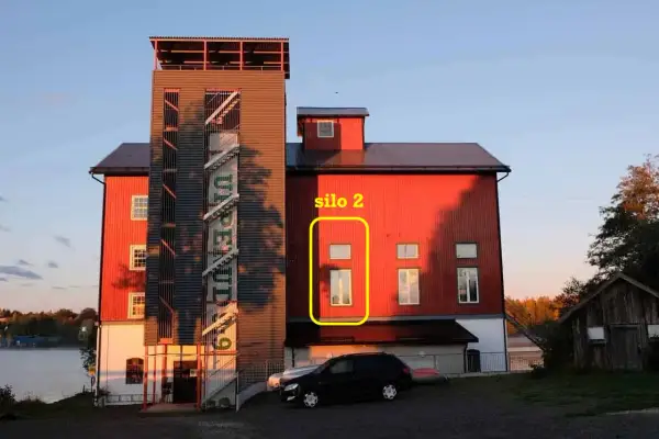 Solnedgång vid Upperud 99. Röda byggnaden med "silo 2" markerad.