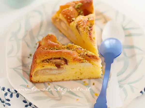 Due fette di torta di mele light, soffice e profumata, guarnite con pistacchi tritati. Perfetta per una pausa golosa e leggera.