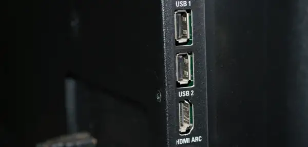 Jak podłączyć smartfona do telewizora przez USB - proste kroki i porady