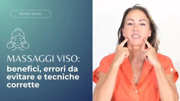 Donna mostra tecniche di massaggio viso, con testo che parla di benefici e errori da evitare. Immagine ideale per un confronto massaggio viso prima e dopo.