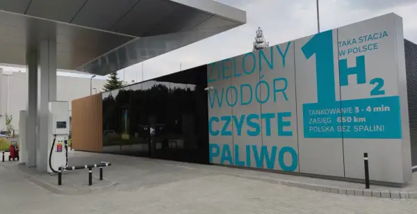 Stacja tankowania wodoru. "Zielony wodór, czyste paliwo" - hasła reklamowe na nowoczesnej stacji.