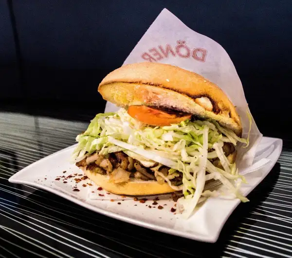 Ile kosztuje kebab w 2026? Ceny, porady i jak nie przepłacić?