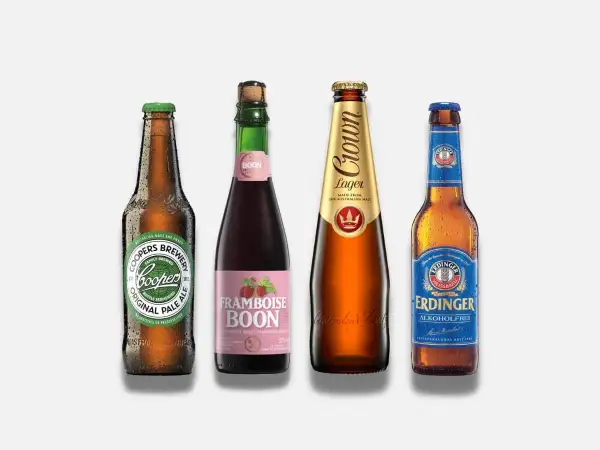 Cztery butelki piwa: Coopers Original Pale Ale, Framboise Boon, Crown Lager i Erdinger Alkoholfrei. Popularne piwo angielskie to tylko jedno z nich.