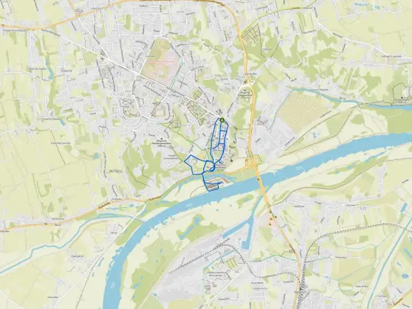 Mapa Sandomierza z zaznaczoną trasą spacerową po głównych atrakcjach miasta.