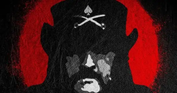Ikoniczny Lemmy Kilmister w czarnym kapeluszu z symbolem pik i skrzyżowanych kości, otoczony czerwoną aurą.