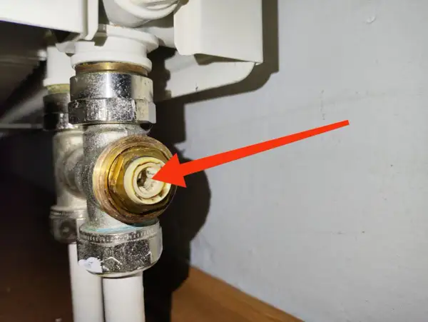 Uszkodzony zawór termostatyczny. Z tego powodu ciepła woda nie dochodzi do grzejnika, powodując jego niedogrzanie.