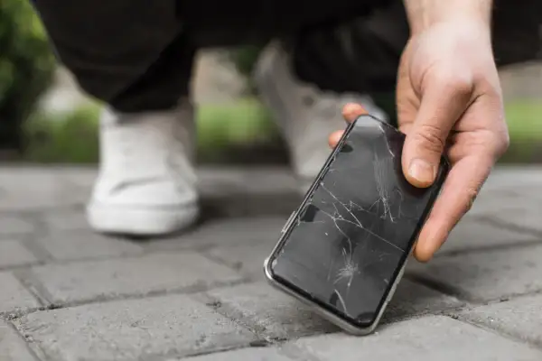 Zepsuty telefon z pękniętą szybką. Zastanawiasz się, ile kosztuje wymiana szybki w telefonie?