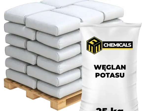 Stos białych worków z napisem "WĘGLAN POTASU" na drewnianej palecie.