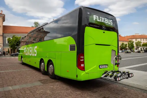 Zielony autokar Flixbus z napisem "FLIXBUS" gotowy do podróży. Sprawdź flixbus promocje na kolejną wycieczkę!