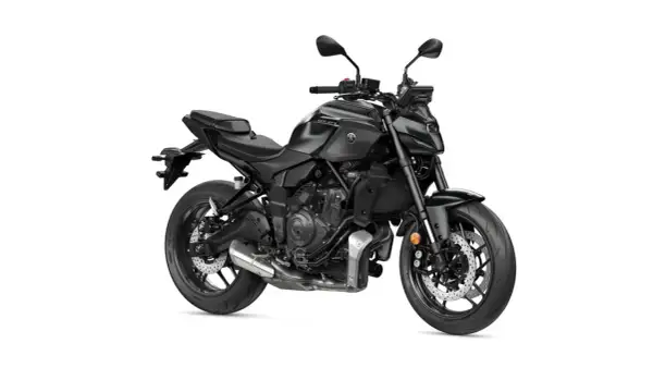 Czarny motocykl Yamaha MT-07 na białym tle.