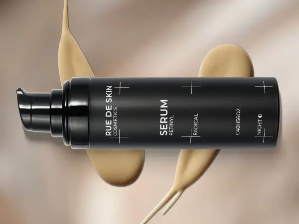 Czarny flakon serum z napisem "SERUM RETINYL". Kremowa konsystencja spływa po opakowaniu. Dowiedz się, retinol co to i jak działa.