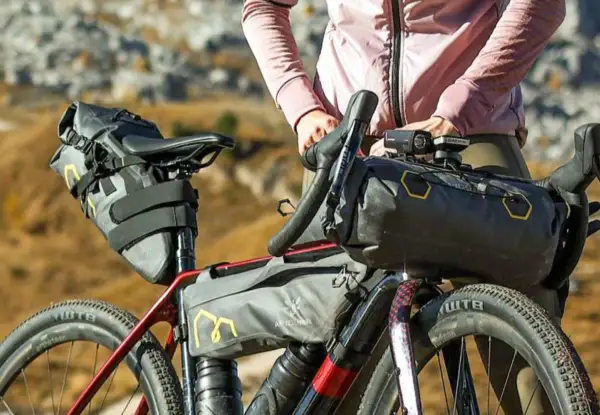 Bicicleta lista para explorar rutas bikepacking España, con alforjas y equipo de aventura.