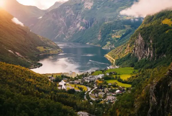 Widok na fiord w Norwegii, z malowniczą wioską u podnóża gór. Idealne miejsce, by zobaczyć cuda natury.
