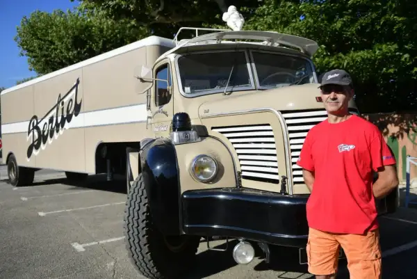 Un homme pose devant un camion Berthelot, un camion année 50 restauré avec soin.