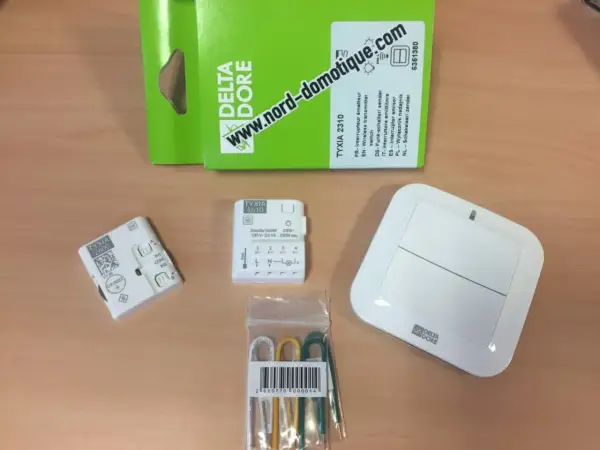 Ensemble de domotique Delta Dore : interrupteurs sans fil TYXIA 2600, 5610, 2310 et une commande murale.