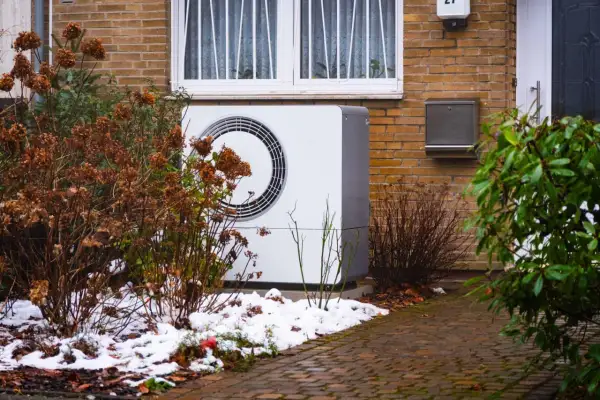 Un entretien régulier de votre pompe à chaleur air eau assure son bon fonctionnement, même sous la neige.