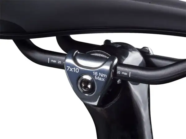 Detalle de la tija de sillín de bicicleta, con marcas de torque y medidas.