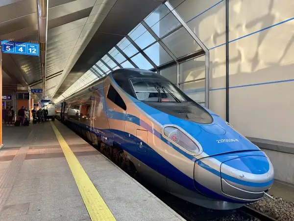 Nowoczesny pociąg Pendolino PKP Intercity na peronie. Ile wagonów ma Intercity? Ten skład ma ich 7, gotowy do podróży.