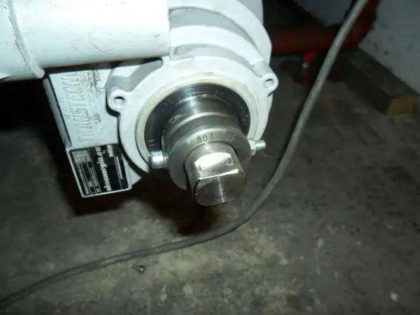 Uszkodzona zawleczka w piecu z podajnikiem. Widoczny element mechanizmu z numerem 30A 25.