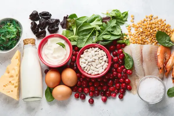 Alimenti ricchi di iodio: alghe, pesce, latticini, uova, prugne.
