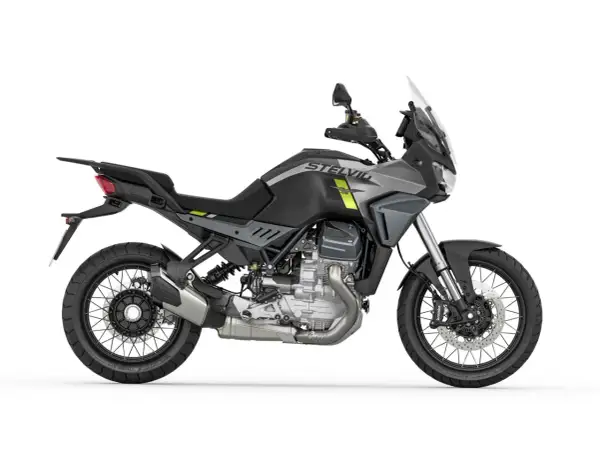 Nowy motocykl Moto Guzzi Stelvio w szarym malowaniu, gotowy na przygodę.