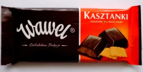 Opakowanie Wawel Kasztanki kakaowe z wafelkami, z widocznymi dwoma czekoladkami i wafelkami.