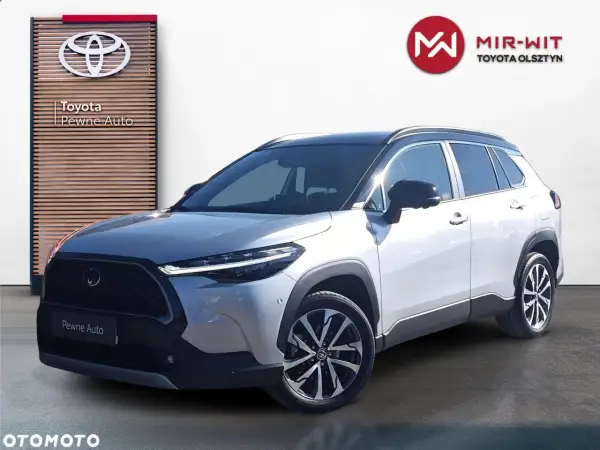 Srebrny Toyota Corolla Cross na jazdach testowych przed salonem Mir-Wit Toyota Olsztyn.