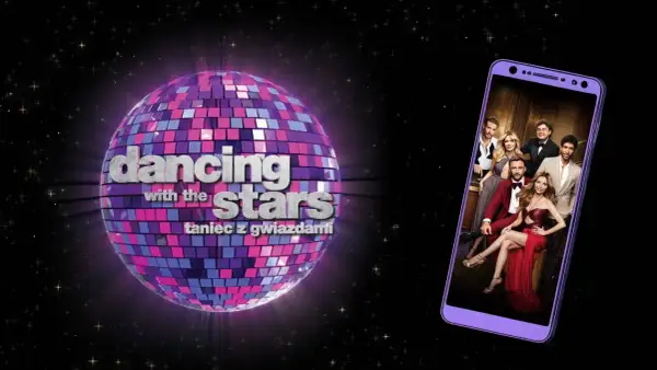 Kula dyskotekowa z napisem "Dancing with the stars" i zdjęcie uczestników na ekranie telefonu.
