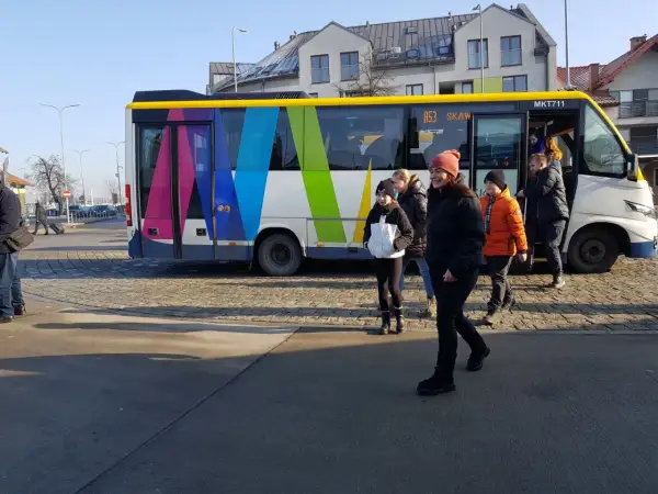 Kolorowy autobus A53 do Kalwarii Zebrzydowskiej, ludzie wysiadają.