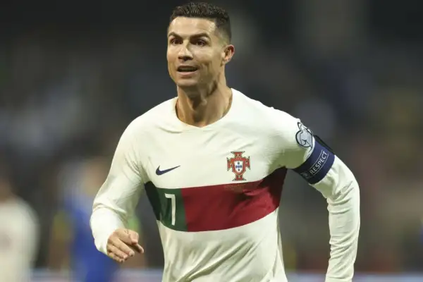 Cristiano Ronaldo w białej koszulce Portugalii, z opaską "Respect" na ramieniu. Wszyscy fani zastanawiają się, czy Cristiano Ronaldo żyje, a on gra dalej!