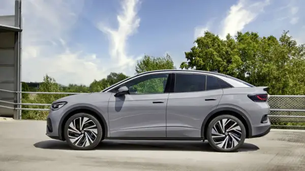 El Volkswagen ID.4, con su diseño aerodinámico, promete una gran **autonomía** para tus viajes.