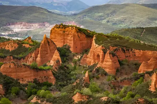 Impresionantes paisajes de España, con formaciones rocosas rojizas y vegetación verde, que recuerdan a un paisaje lunar.