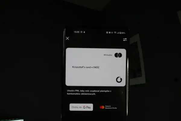 Jak dodać kartę do Google Pay? Na ekranie telefonu widzisz wirtualną kartę Krzysztofa i opcję dodania jej do Google Pay.