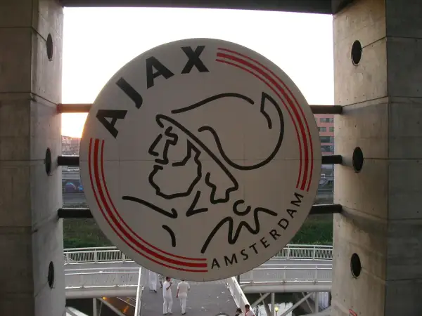 Herb Ajaxu, słynnego klubu piłkarskiego z Amsterdamu, dumnie wisi nad przejściem.