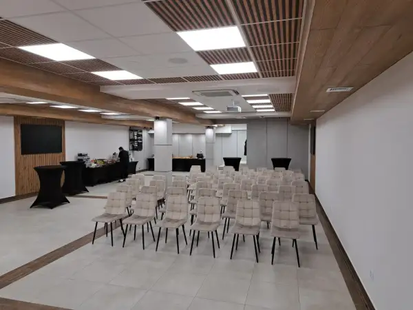 Nowoczesne sale konferencyjne w górach, gotowe na przyjęcie gości. Wygodne krzesła i przestrzeń sprzyjają pracy.