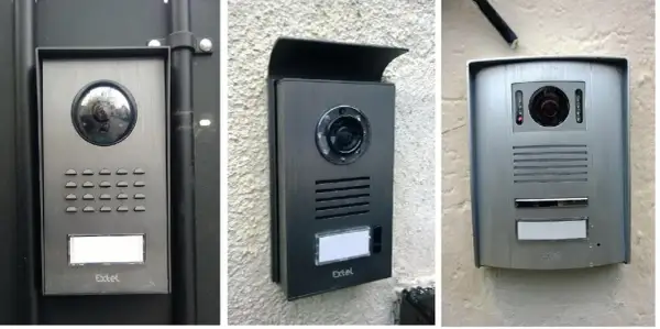 Trois visiophones Extel anciens modèles, avec caméras et claviers, installés sur des façades.