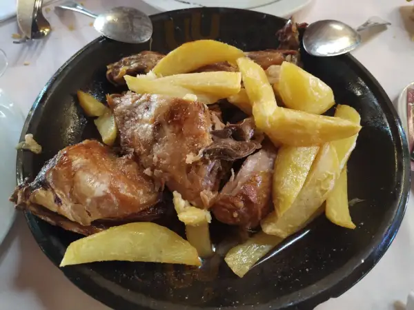 Cordero asado con patatas fritas, un plato típico del rancho el portachuelo.
