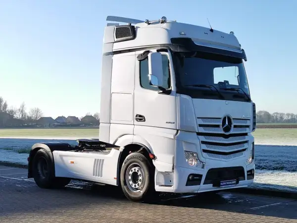 Un camion européen blanc, prêt pour de longues routes.