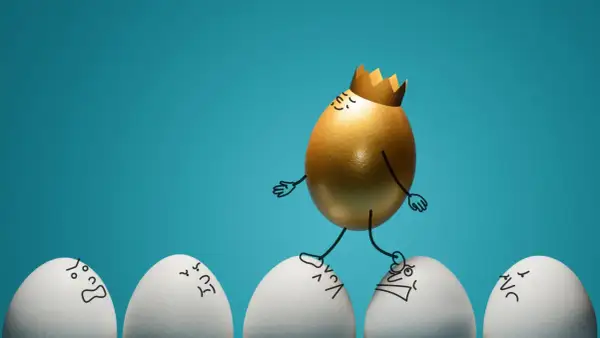 Guldägg med krona går över andra ägg med ansikten. Ett roligt sätt att illustrera ett narcissistiskt test.