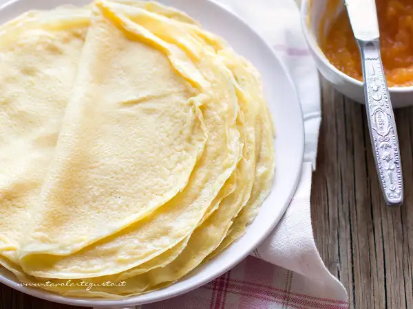 Piatto di crepes dorate, pronte per essere farcite. La ricetta crepes per 4 persone è facile e veloce.