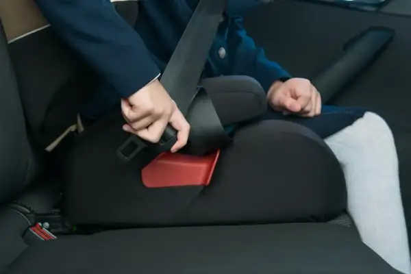 Od jakiego wieku podstawka samochodowa jest bezpieczna dla dziecka? Przepisy i porady