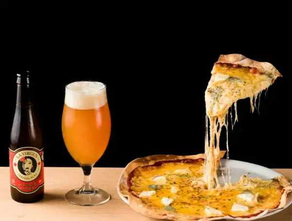 Deliciosa pizza de queso fundido y cerveza artesanal, ideal para disfrutar en restaurantes sin gluten Zaragoza.