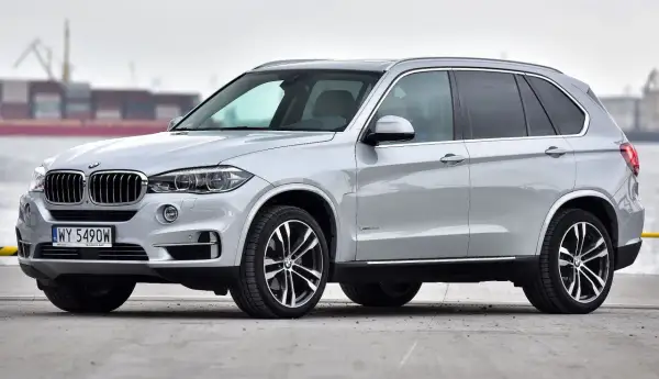 Srebrny BMW X5, SUV z charakterystyczną atrapą chłodnicy. Idealny do poznania jego bmw x5 dane techniczne.