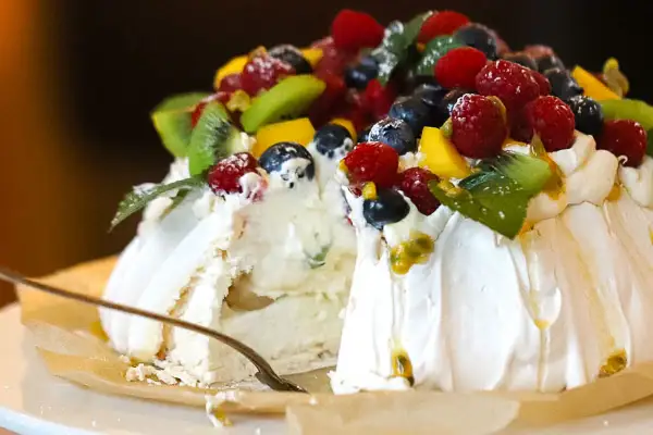 Ein köstliches Pavlova-Rezept mit frischen Beeren, Kiwi und Passionsfrucht. Perfekt für jeden Anlass!