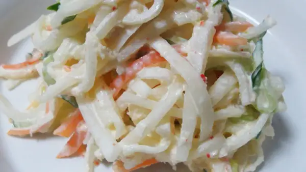 Cremiger Krautsalat mit Karottenstreifen, ein klassisches rezept coleslaw original. Frisch und lecker!