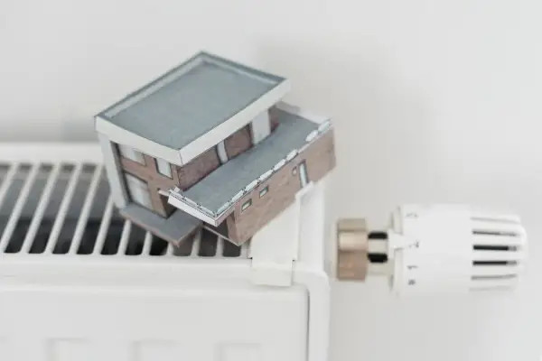 Miniaturowy domek na grzejniku. Czy jest dofinansowanie do gazu ziemnego, by ogrzać taki dom?