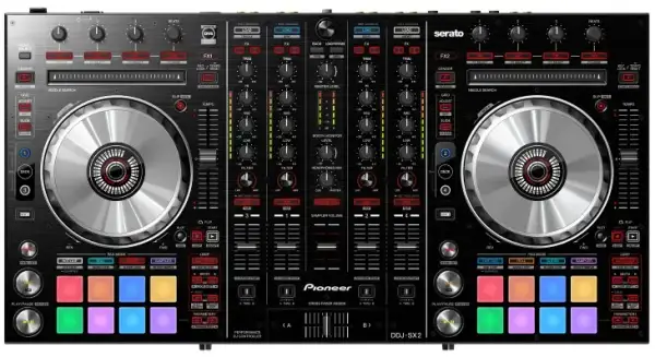 Na czym gra DJ? Poznaj niezbędny sprzęt do miksowania muzyki