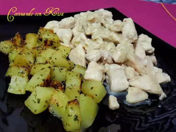Raxo de pollo cremoso con patatas asadas y hierbas. Un plato casero que invita a disfrutar.