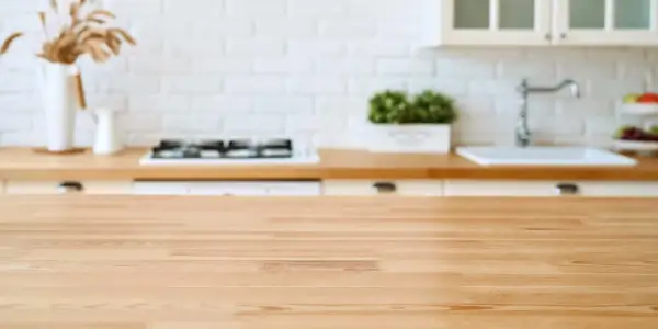 Plan de travail en bois clair, prêt à être vitrifié pour une cuisine moderne et fonctionnelle.